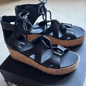 NIB Sorel Black and Tan Wedge Sandals Cameron